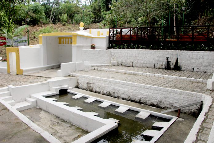 Local histórico com tanques de água construídos no chão para lavar roupas