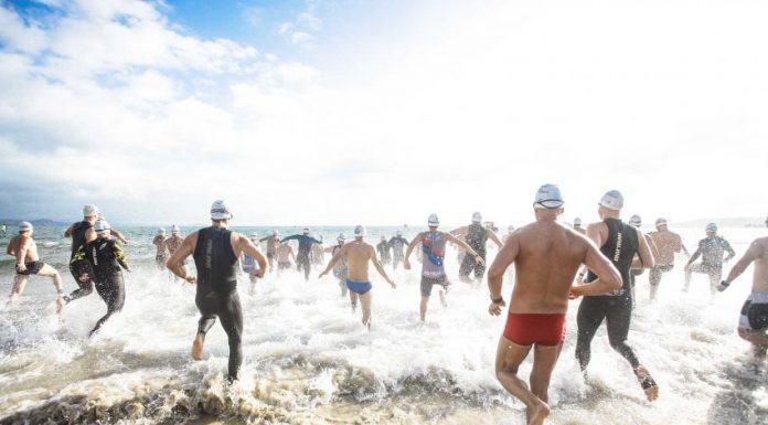 Nadadores correndo em direção ao mar