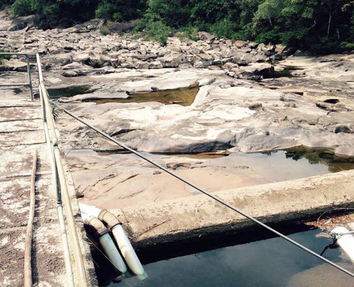 Foto do leito rochoso do rio com pouca água