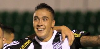 Atacante romarinho comemora um gol com a camisa do figueirense