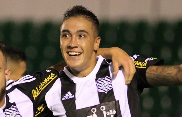 Atacante romarinho comemora um gol com a camisa do figueirense