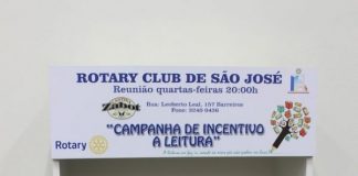 Estante de livros com os dizeres "campanha de incentivo à leitura"