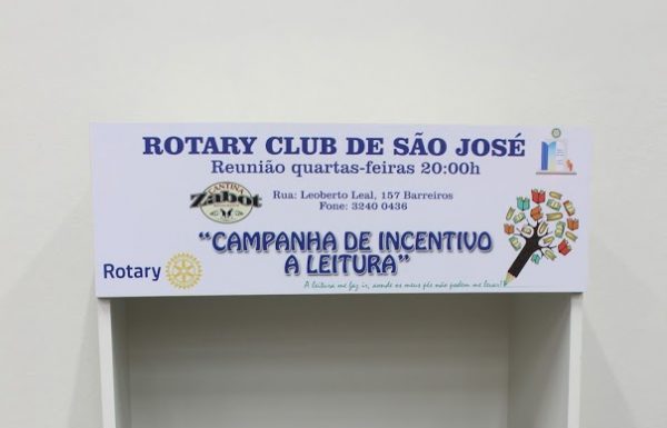 Estante de livros com os dizeres "campanha de incentivo à leitura"