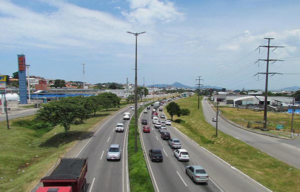 imagem do transito nas 4 pistas da via expressa em dia ensolarado