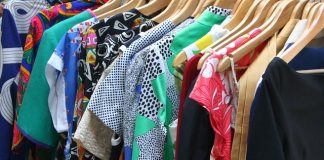 diversas peças de roupas penduradas juntas em cabideiro