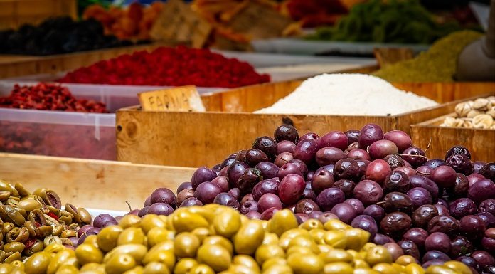 frutas e legumes de cores variadas dispostos em pilhas lado a lado