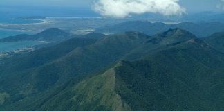 grande montanhas verdes vistas do alto