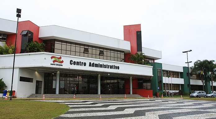 sede do goveno de sc onde se lê na fachada "centro administrativo"