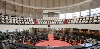 plenário circular da assembleia estadual vazio, visto por trás da mesa diretora, com todas as cadeiras e auditorio vazio