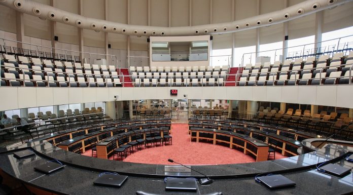 plenário circular da assembleia estadual vazio, visto por trás da mesa diretora, com todas as cadeiras e auditorio vazio