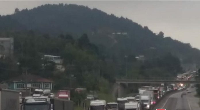 imagem feita no acostamento da rodovia mostrando um sentido livre e o outro completamento congestionado