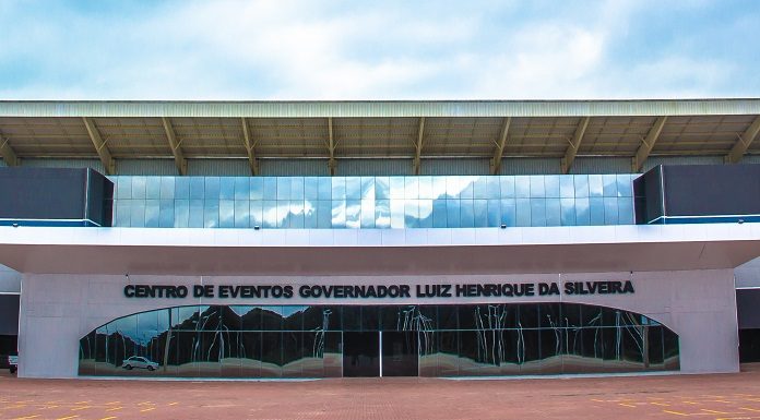 fachada do prédio escrita centro de eventos governador luiz henrique da silveira; não há ninguém na foto