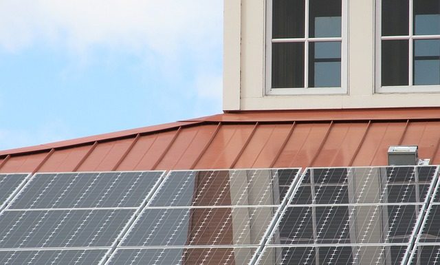 painéis solares dispostos sobre um telhado residencial