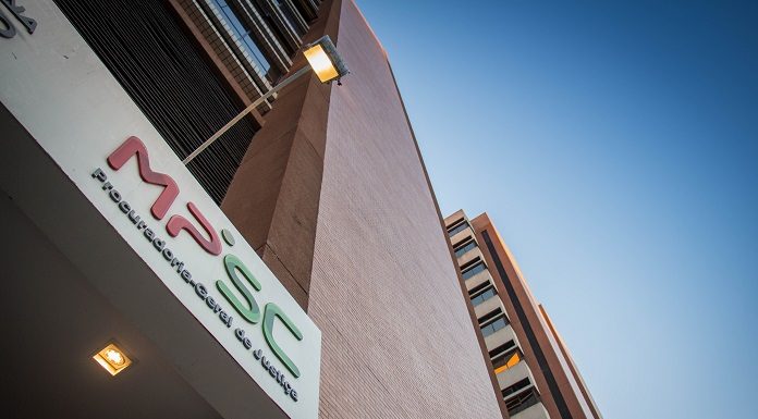 sede do prédio do mpsc vista de baixo da rua com placa na marquise em evidência escrito MPSC (a sigla) e por extenso