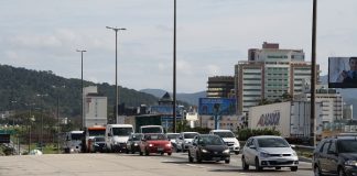 dezenas de carros parados em fila no trânsito