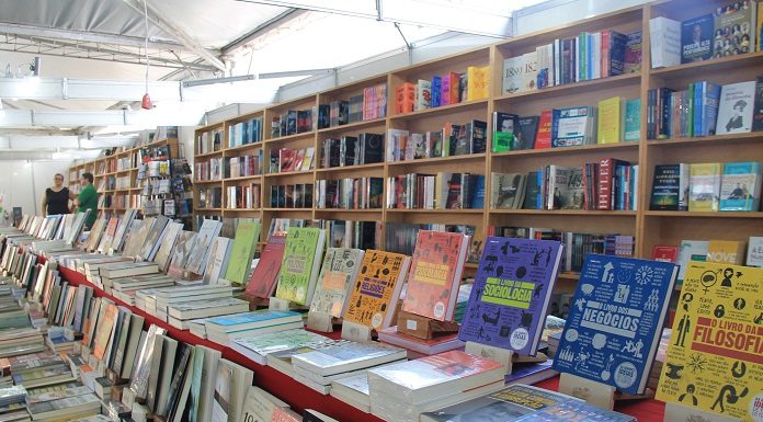 estandes com muitos livros à mostra em uma feira