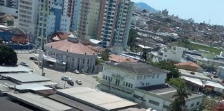 foto tirada de cima de um prédio mostra ambulâncias e pessoas aglomeradas em frente ao restaurante e demais casas em volta, na parte de cima, prédios e casas mais longe