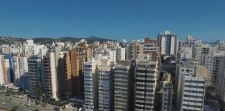 foto aérea de prédios da avenida beira mar norte, em florianopolis