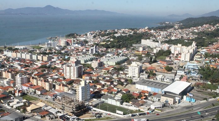 foto aérea de são josé, mostrando br-101 e diversos bairros em um dia de sol