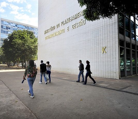 fachada do bloco K do ministério do planejamento, onde se lê o nome na parede