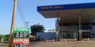 posto de gasolina com tabela de preços na frente mostrando R$ 3,69 o litro de etanol e R$ 4,99 a gasolina comum