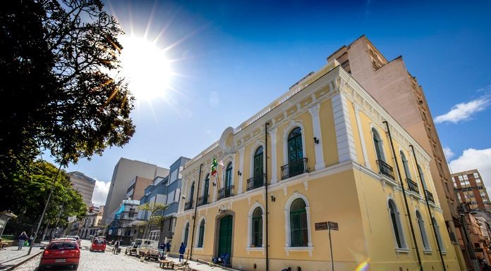 fachada da casa de camara e cadeia vista de angulo cavaleira da rua em dia ensolarado com carro passando ao lado