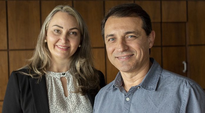 moisés e daniela posam para foto sorridentes