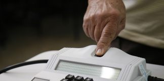 pessoa coloca o dedo para ser lido por leitor biométrico de votação