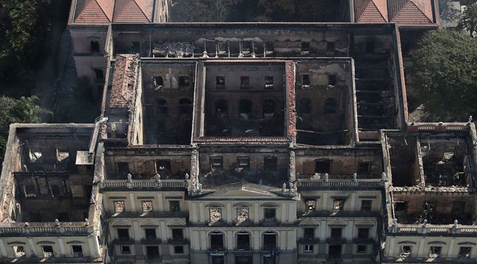 vista aérea do prédio incendiado, em que não há teto