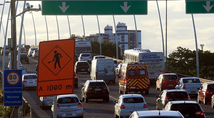 ambulância dos bombeiros no meio do trânsito entrando na ponte de saída da ilha de sc