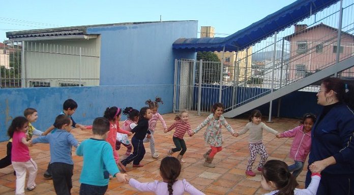 crianças dançando ciranda de roda no pátio da cvm