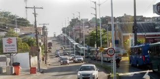 grande quantidade de ônibus em fila no trânsito em avenida dupla; de um lado está tudo engarrafado