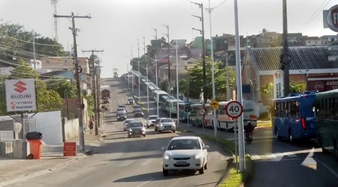 grande quantidade de ônibus em fila no trânsito em avenida dupla; de um lado está tudo engarrafado