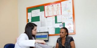 médica conversa com paciente feminina em escritório