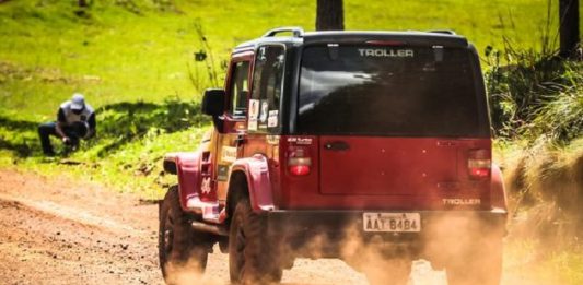 carro troller passando por estrada de terra e levantando poeira