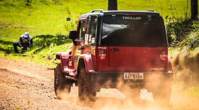 carro troller passando por estrada de terra e levantando poeira