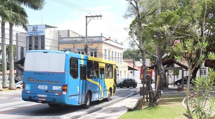 Ônibus de linha municipal em São José