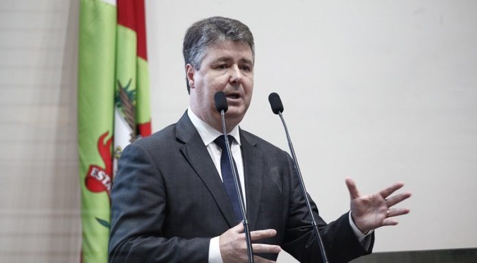 procurador fala ao microfone na tribuna da alesc