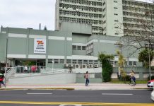 a fachada do prédio do hospital governador celso ramos, com um logo do governo do estado á frente