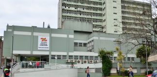 a fachada do prédio do hospital governador celso ramos, com um logo do governo do estado á frente