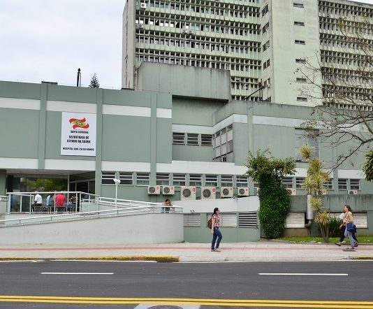 a fachada do prédio do hospital governador celso ramos, com um logo do governo do estado á frente