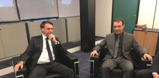 bolsonaro e moisés sentados em poltronas lado a lado