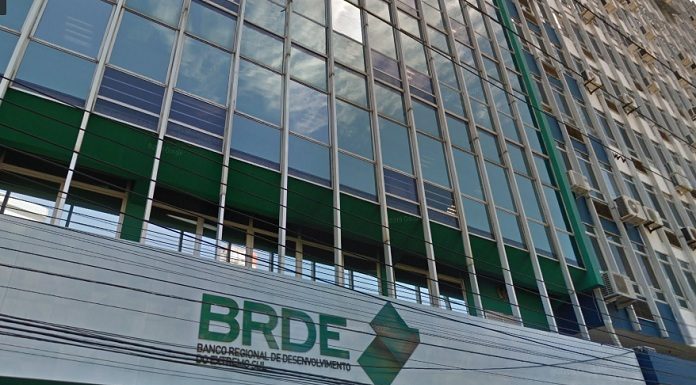 fachada da sede do brde em florianópolis com o logo vista da rua