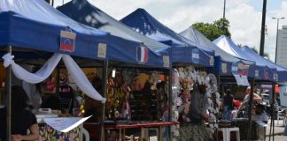 barracas de feiras colocadas lado a lado