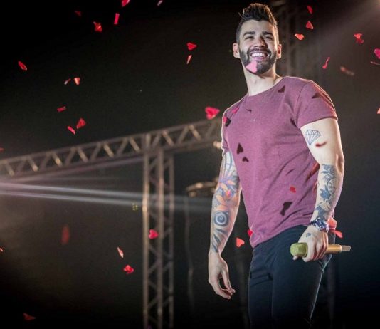 gusttavo lima dando risada em cima do palco