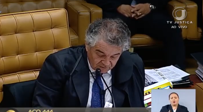 ministro marco aurelio fala sentado em sua cadeira no plenario do stf; foto de reprodução da tv, onde no canto há a intérprete de libras