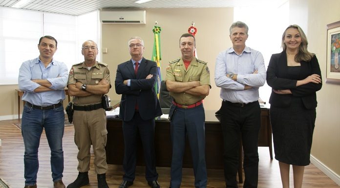 moisés, os chefes das corporações e a vice daniela de braços cruzados posando para a foto