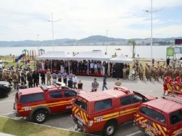 foto da sessão solene de abertura da operação com militares perfilados (pms e bombeiros)