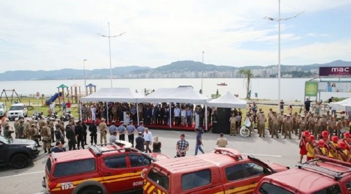 foto da sessão solene de abertura da operação com militares perfilados (pms e bombeiros)