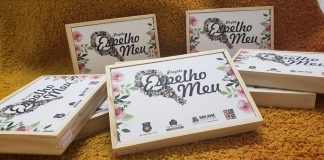 caixas com o logo do projeto espelho meu